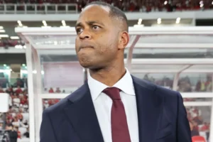 HLV Kluivert quyết tâm giành 6 điểm trước Trung Quốc và Nhật Bản